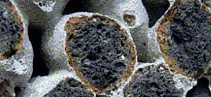 Разлом крупнопористого керамзитобетона происходит по гранулам