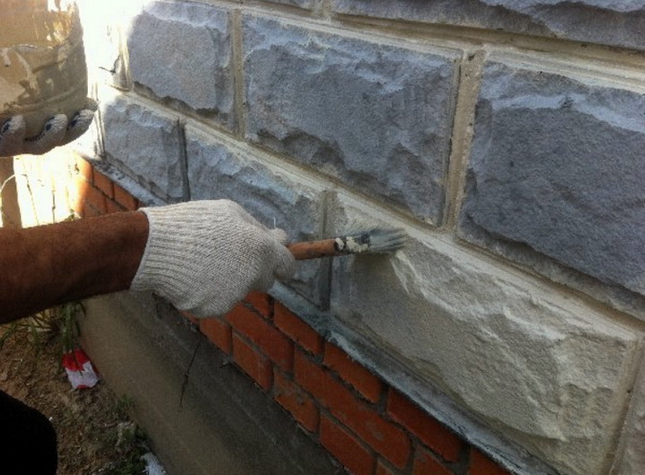 Швы в стене из теплоблоков необходимо затирать и защищать от воды