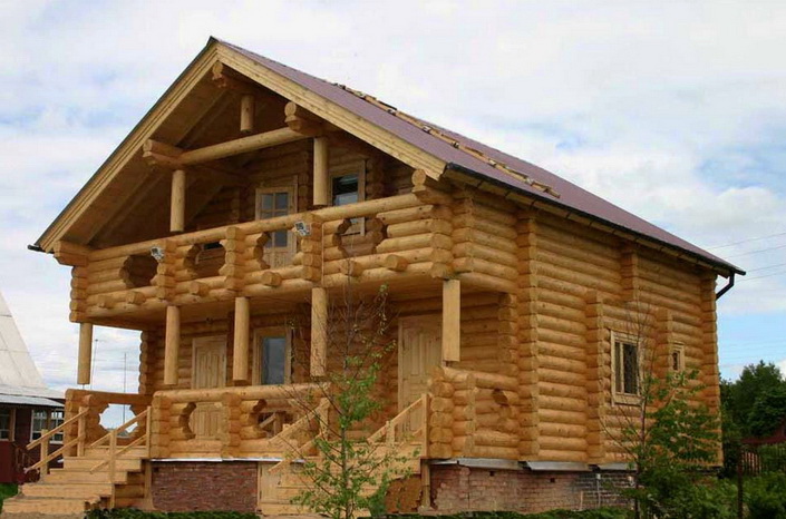 Большой деревянный дом