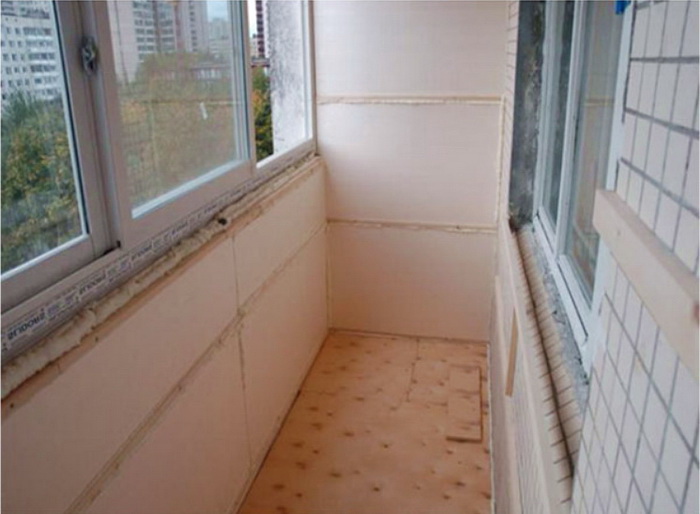 Пенопласт применяют для утепления балкона изнутри