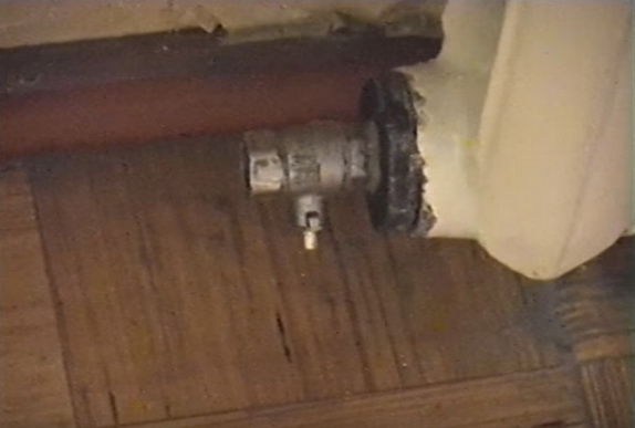 Кран внизу радиатора для промывки отопительных приборов